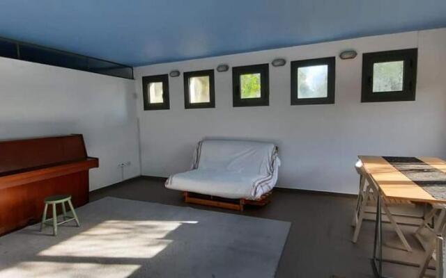 LIOFYTO - Stylish Villa with views to Foinikounda bay downstairs studio