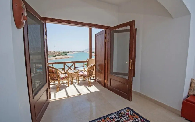 Apartment Overlooking Pool & Lagoon