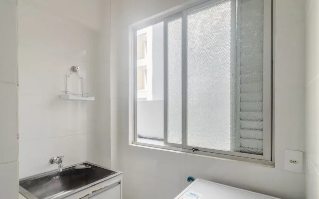 Full 2-bed Apt 80m From the Beach in BC