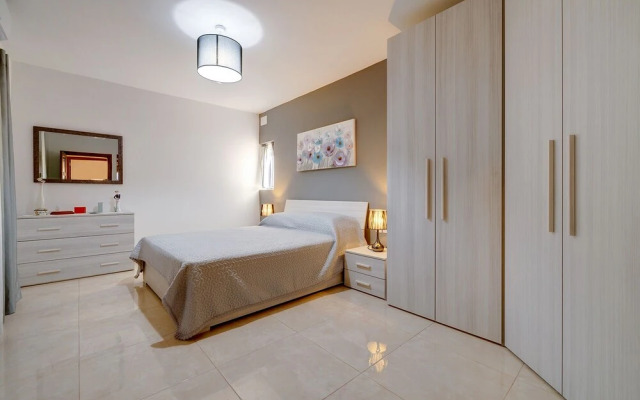 Stylish, Bright and Airy Apart in Central Bugibba