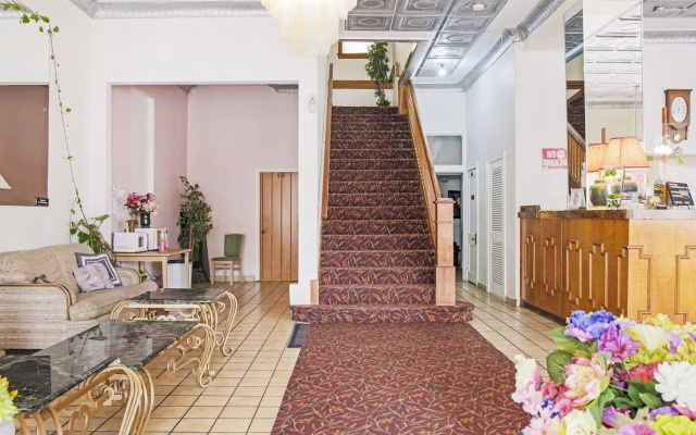OYO Cameron Historic Hotel Brownsville I-69E