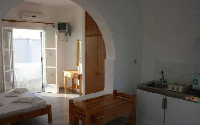 Lazino Studios & Apartments