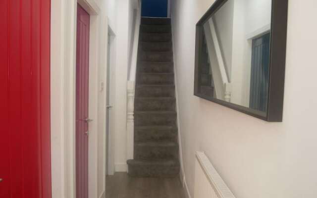 NEW Sleek 6BD Kensington Home Close to City