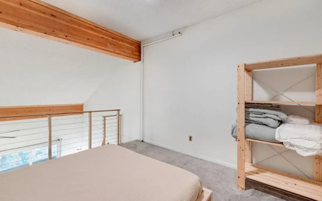 94sll - Inexpensive - Fireplace - Wifi - Sleeps 6 1 Bedroom Condo by RedAwning