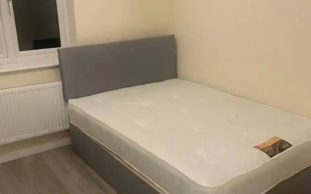 2 Bedroom House - Sleeps 5 - Free Parking, Wifi