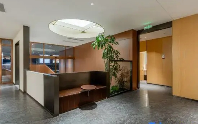 Jianguo Hidden Hotel (Shanghai Caolu GuTang Road Metro Station)