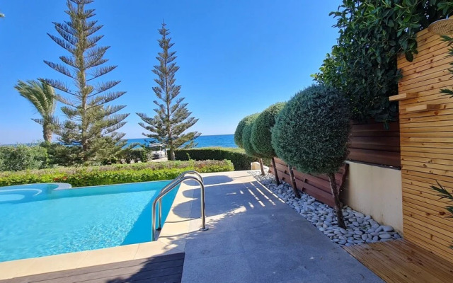 Stunning 5-bed Beach Front Villa, Private Beach