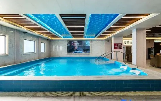 Ruixiang Hotel (Wuchuan New World Plaza Branch)
