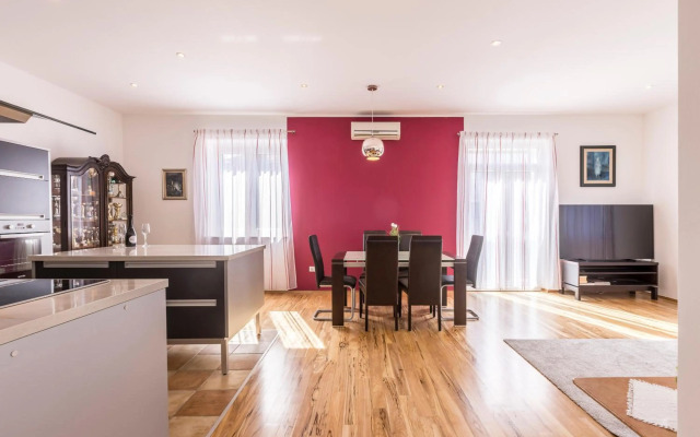 Ferula, 3 bedroom apartment near beach Bačvice