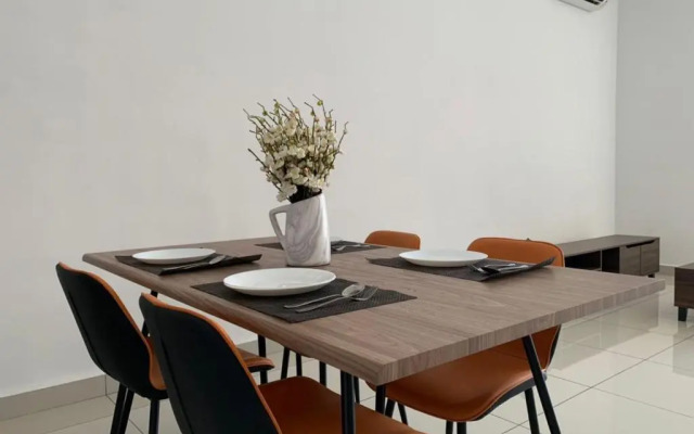 Austin 18, Friendly Sky by HomestayJB