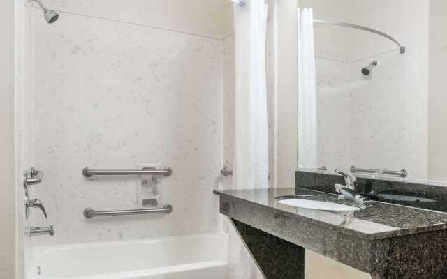 Super 8 by Wyndham Brookshire TX