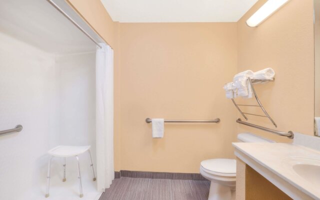 Super 8 Farmers Branch/north Dallas