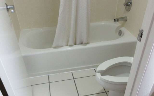 Econo Lodge Inn & Suites