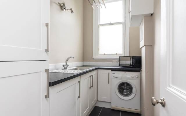 Sleek and Modern 2BR Home Near City Centre