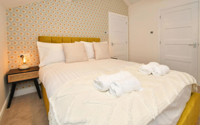 Antrobus Deluxe Apartments by YourStays