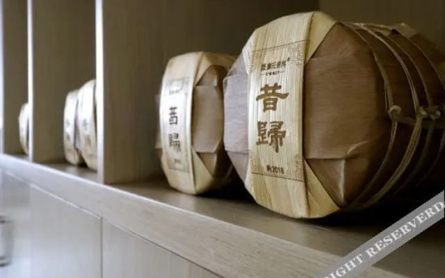 Shuangjiang Platinum Hotel(双江铂金酒店)