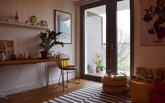 Modern 1 Bedroom House in Pontoon Dock