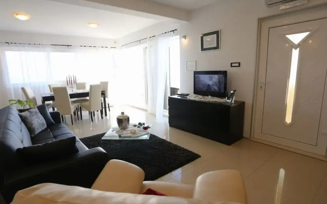 Okrug Gornji Luxurious Escape Villa With Pool