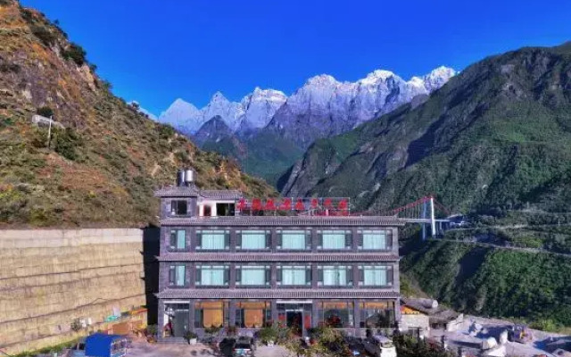 Hutiaoxia Town High Road Hiking Start House