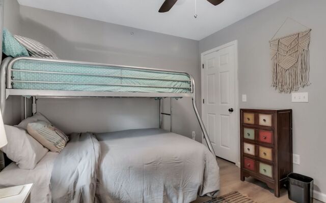 Treetop Haven 2 Bedroom Condo by Redawning