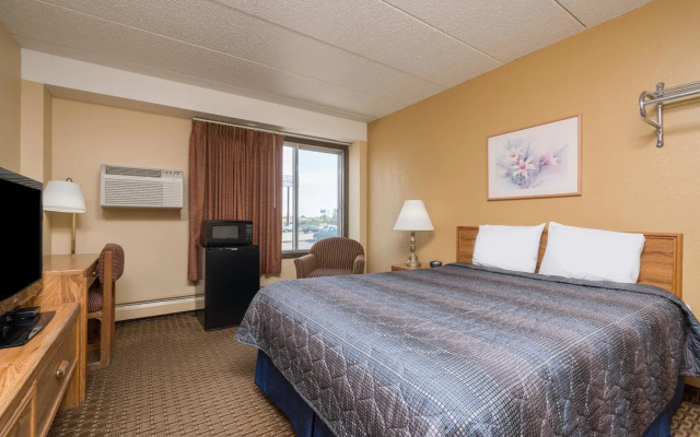 Super 8 by Wyndham Owatonna