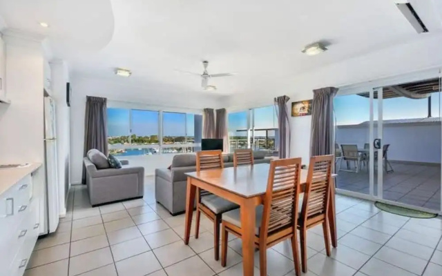 Zen Marina Rooftop Huge Balcony BBQ Sunsets – Guest Rooms – Larrakeyah