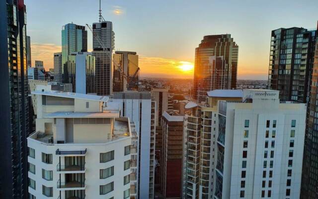 2BR Epic Views CBD 2 Cars Pool Wine Gym Netflix