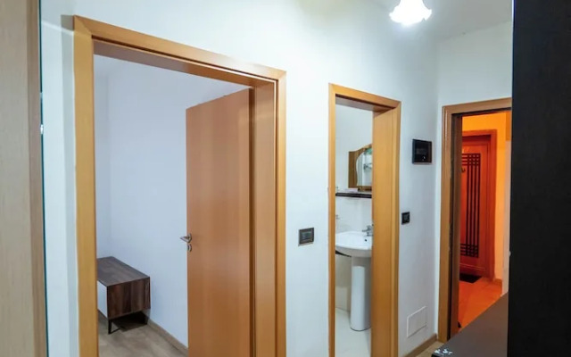 Tirent Apartment - Spacious 2-Bedroom Stay Near Liqeni i Thatë