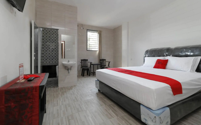 RedDoorz Plus near RS Royal Prima