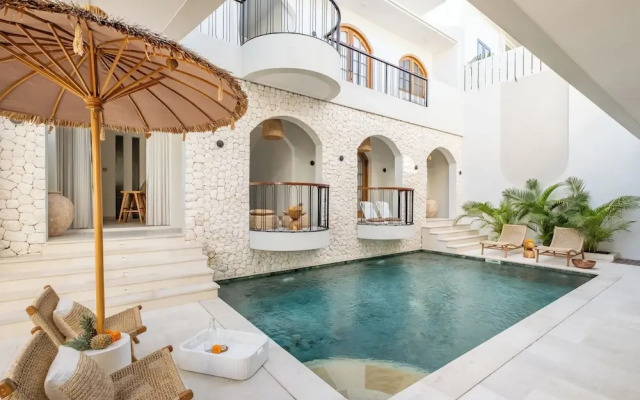 OriVista Luxe Boutique Villa en Canggu- Pool Side 1