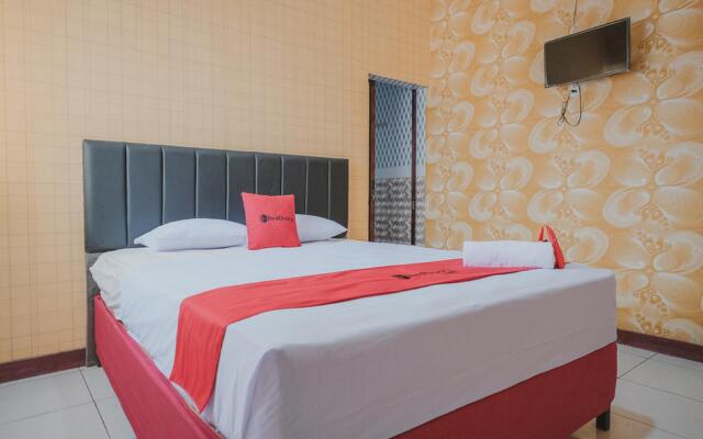 RedDoorz Plus near Istana Maimun Medan