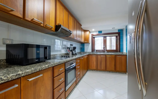 Beachfront 7BR Villa with Pool & Maid
