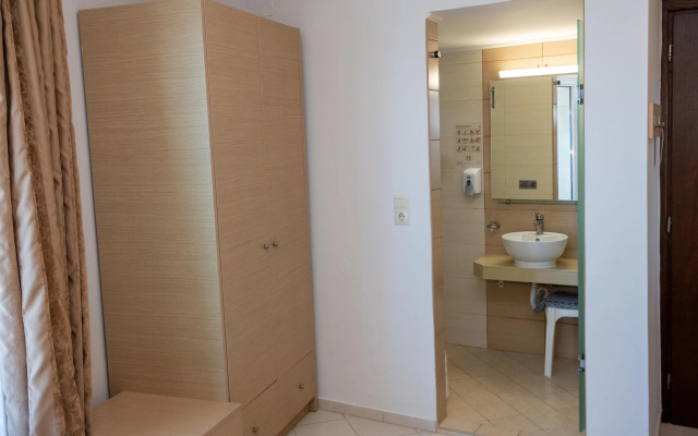 Kronos Hotel