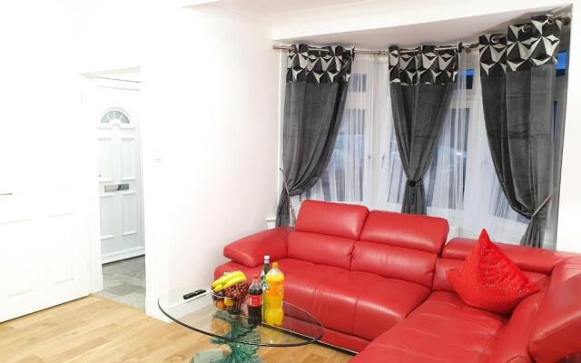 Glasgow Comfortable and Modern 3 Bedroom Mid Terraced Villa