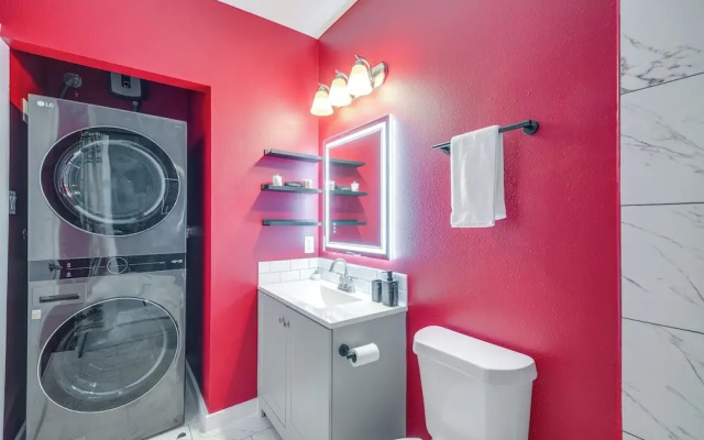 Pet-friendly Houston Apartment: 1 Mi to Downtown!