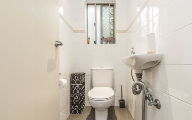 Coogee Beach With AC Close To Beach And City
