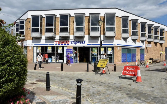 Spacious 2 Bed apartment - Sleeps 6 - Burnham Village