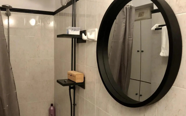 Industrial Design Bungalow – 2 min to Center, Wifi