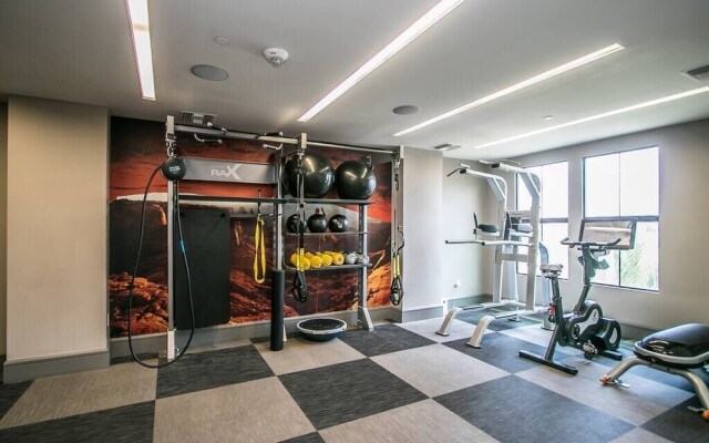 Rooftop Pool, Views, Close to Shops & Dining 1131