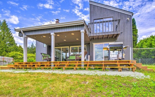 Stunning Hood Canal Getaway w/ Private Deck!