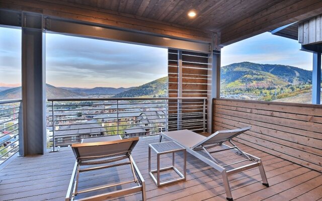 Huge & Newly Constructed 5br/5ba -private Hot Tub! 5 Bedroom Condo by RedAwning