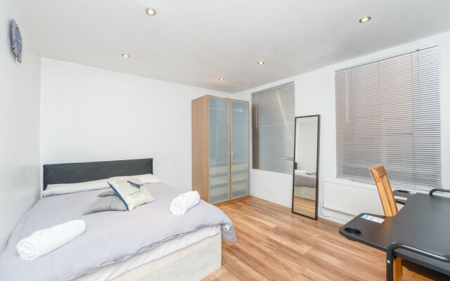 Comfy Room Close to the Center