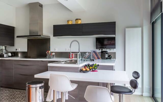 Bright 3BR Apartment With Garden in Gambetta
