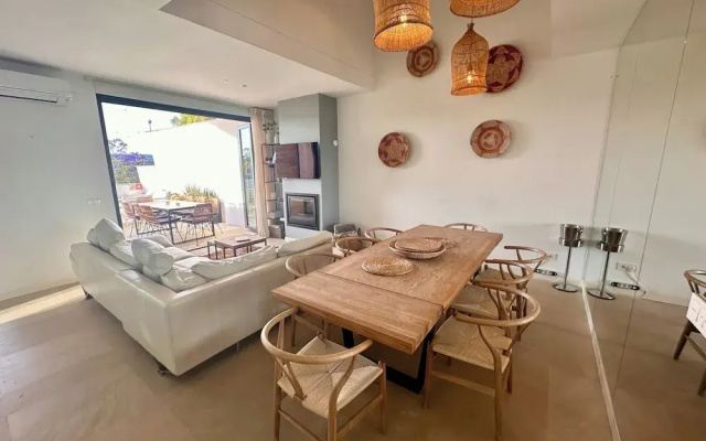 Villa - Sleeps 8 - Near Beaches Golf and Polo