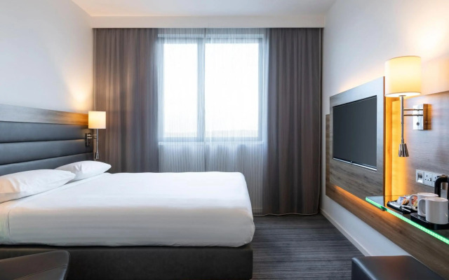 Moxy Aberdeen Airport