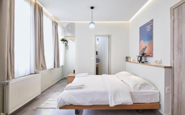 Live in a funky & renovated studio near Acropolis