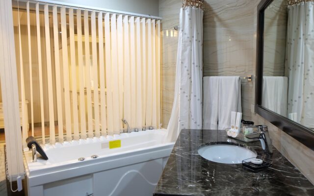 Paragon Hotel and Suites