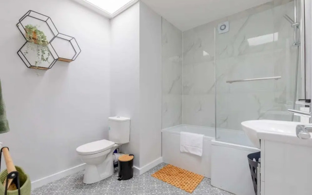 Newly Renovated 3BD Home, Islington!