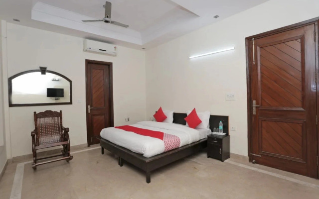 OYO Rooms Noida City Centre 208