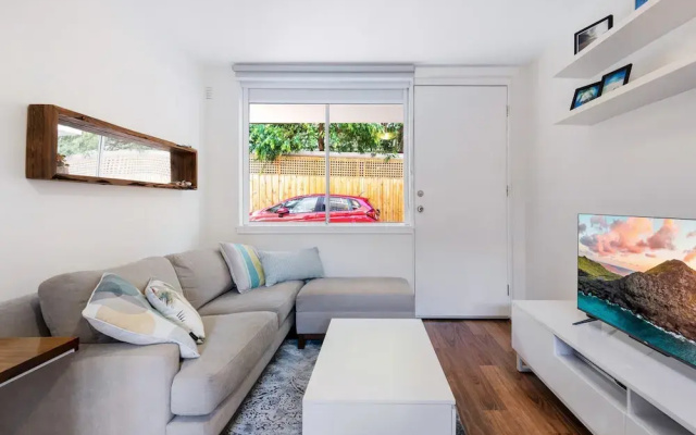 Snug St Kilda Apartment With Private Courtyard